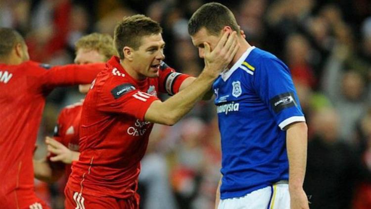 Anthony Gerrard dan Steven Gerrard saat keduanya bertemu di atas lapangan.