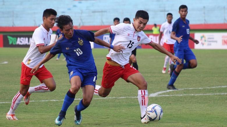Sitthinan Rungrueang (nomor 10), saat berlaga melawan Myanmar Copyright: Detik.com