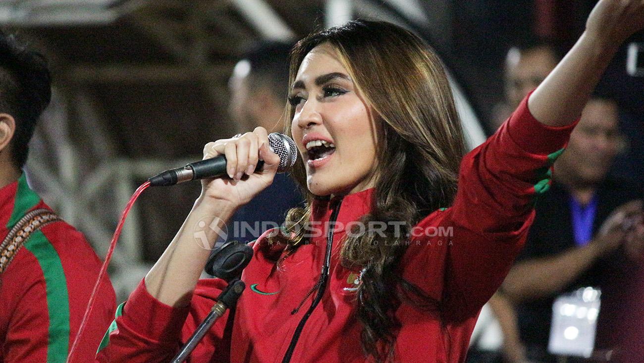 Intan Saumadina saat bernyanyi di Stadion Gelora Delta, Sidoarjo. Copyright: Fitra Herdian/Indosport.com