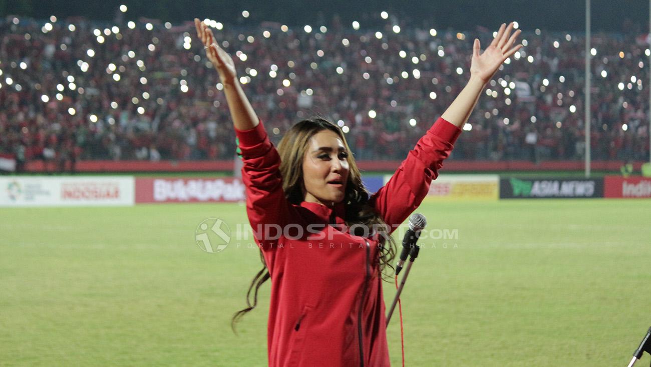 Viking Clap dilakukan Intan Saumadina. Copyright: Fitra Herdian/Indosport.com