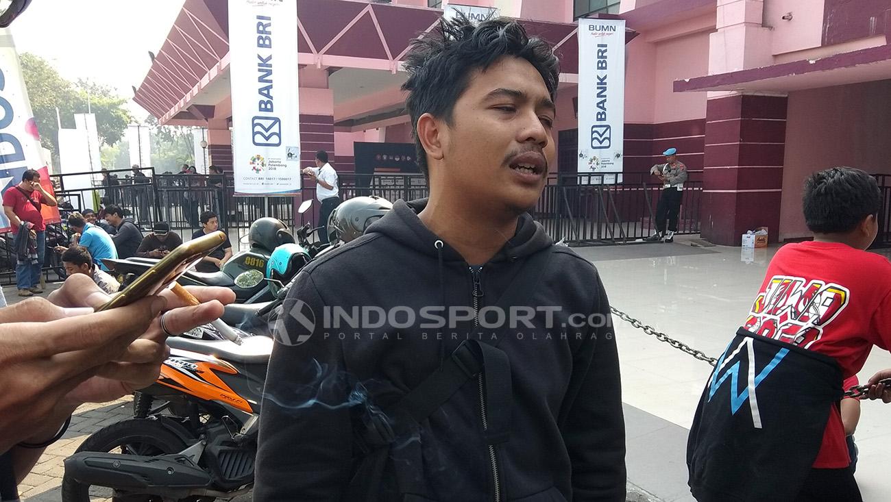 Ribuan suporter gagal mendapatkan tiket final Piala AFF. Copyright: Zainal Hasan/Indosport.com