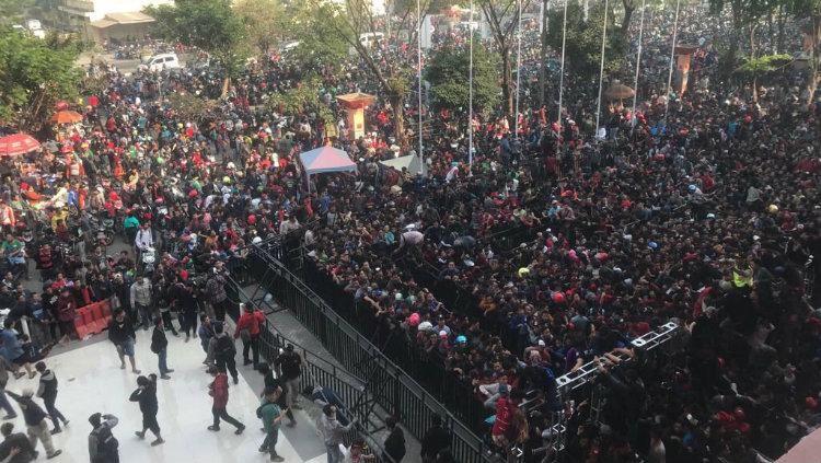 Antrian yang membludak di loket tiket Stadion Gelora Delta, Sidoarjo untuk laga final Piala AFF U-16 2018 yang mempertemukan Indonesia U-16 dengan Thailand U-16. Copyright: Twitter@AFFPresse