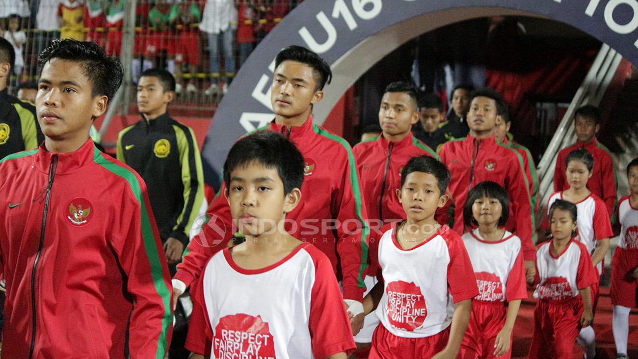 Kiper Timnas Indonesia, Ernando Ari Sutaryadi (kedua dari kiri) menegaskan dirinya siap di laga uji coba kedua melawan Nepal.