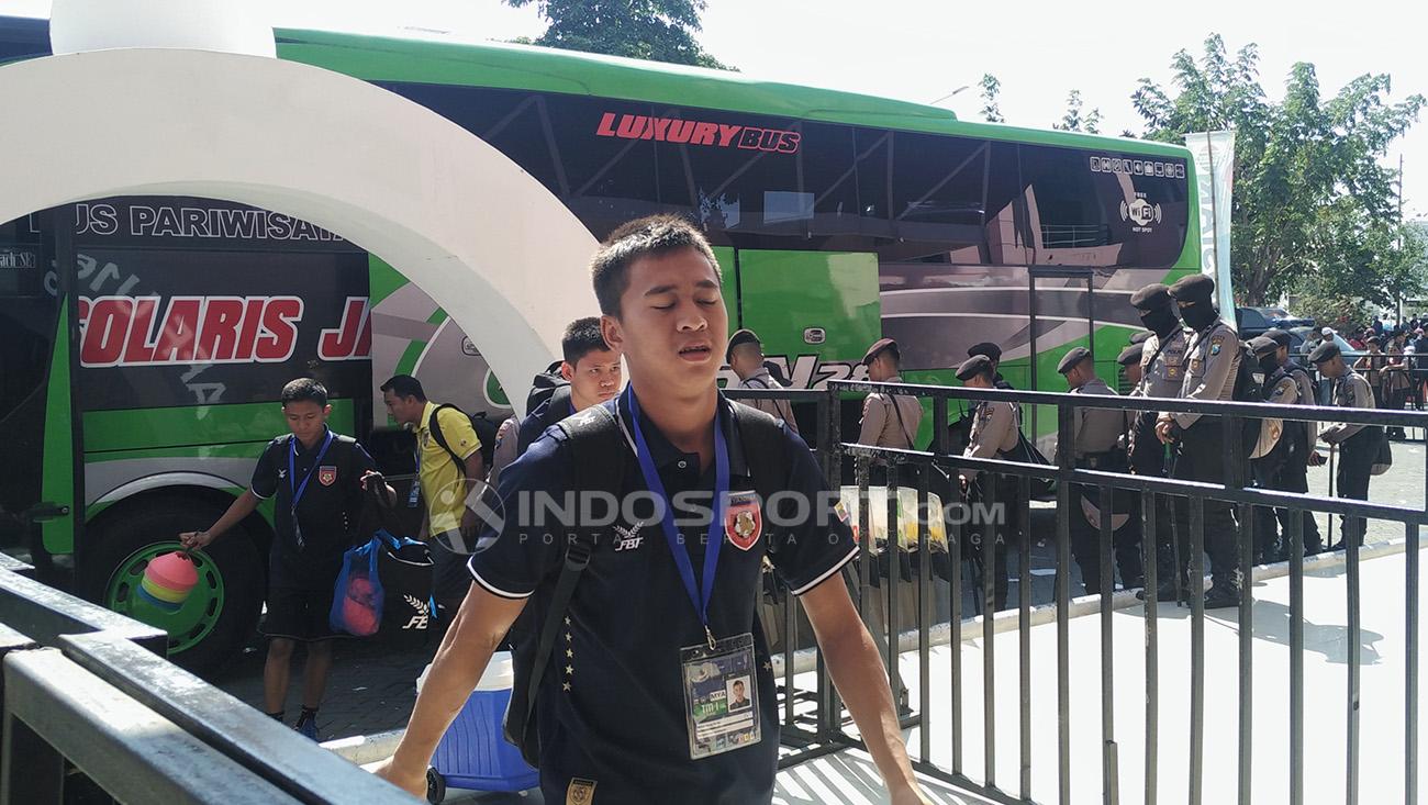 Pemain Myanmar keluar bus dengan pengamanan polisi. Copyright: Fitra Herdian/Indosport.com