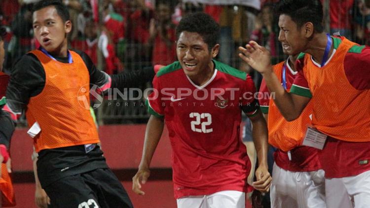 Selebrasi Muhammad Fajar Faturahman setelah mencetak gol pertama ke gawang Thailand di final Piala AFF U-16. Copyright: INDOSPORT/Fitra Herdian