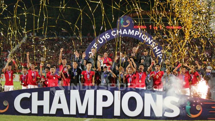 Selebrasi Indonesia setelah menjuarai Piala AFF U-16. Copyright: INDOSPORT/Fitra Herdian