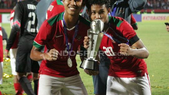 Bagus Kahfi dan Bagas Kaffa merayakan keberhasilan Indonesia menjuarai Piala AFF U-16