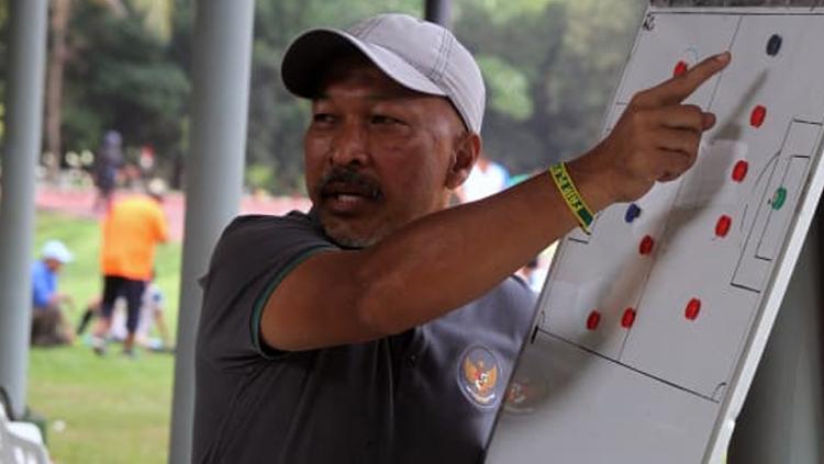 Pelatih Timnas Indonesia U-16, Fakhri Husaini. Copyright: Twitter.com/bolabanget