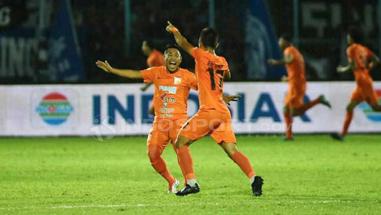 Edi Gunawan merayakan gol kedua Borneo FC.