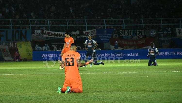Renan Da Silva memanjat doa kepada Tuhan untuk kesuksesan Borneo FC. Copyright: Ian Setiawan/INDOSPORT