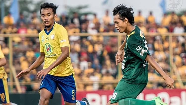 Pemain Persebaya tengah mengeksekusi bola ke arah gawang Barito Putera.