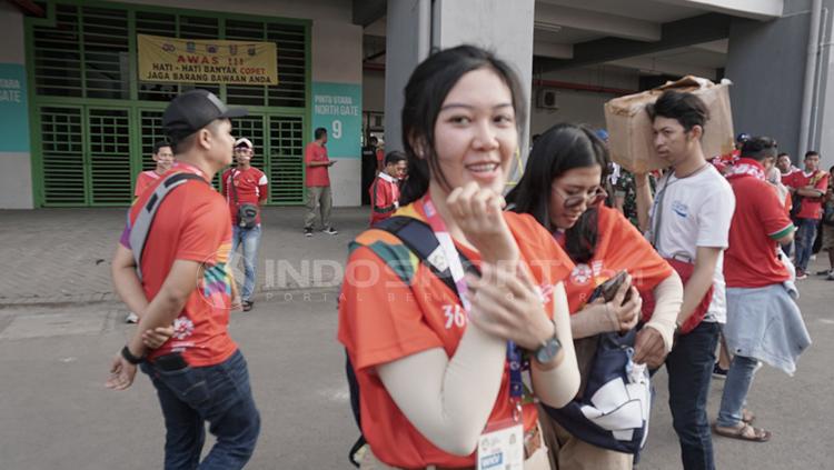 Volunter cantik, Luna jadi primadona jelang laga Timnas U-23 vs Taiwan. Copyright: Petrus Manus Da Yerimon/INDOSPORT