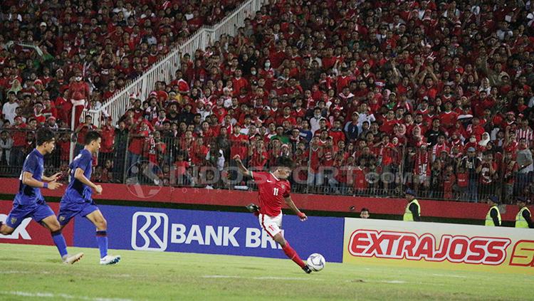 Mochammad Supriadi saat mengeksekusi bola ke araha gawang Thailand