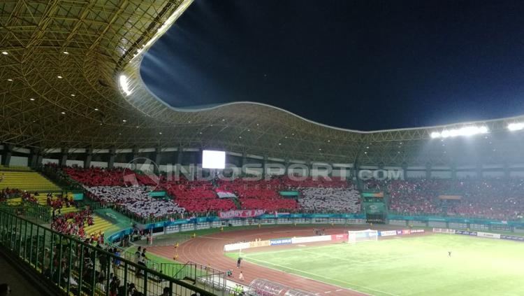 Kondisi dalam stadion Patriot setelah laga dimulai bebrapa menit. Copyright: Abdul Aziz/INDOSPORT