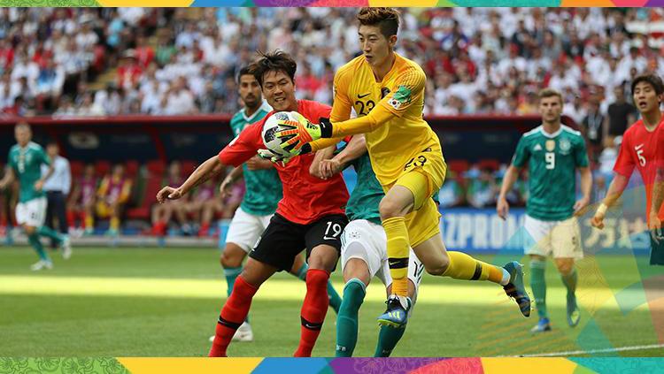 Kiper Timnas Korea Selatan, Cho Hyeon-woo saat mengamankan bola dari serbuan pemain Jerman di Piala Dunia 2018.