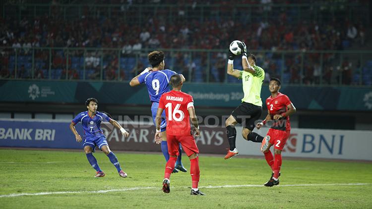 Andritany Ardhiyasa berhasil mengemas bola dari serangan pemain Taiwan. Herry Ibrahim Copyright: Herry Ibrahim/INDOSPORT