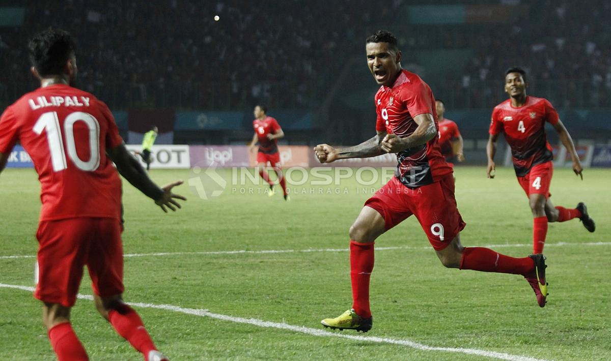 Beto Goncalves akan melakukan selebrasi dengan menghampiri Stefano Lilipaly. Beto Goncalves Copyright: Herry Ibrahim/INDOSPORT