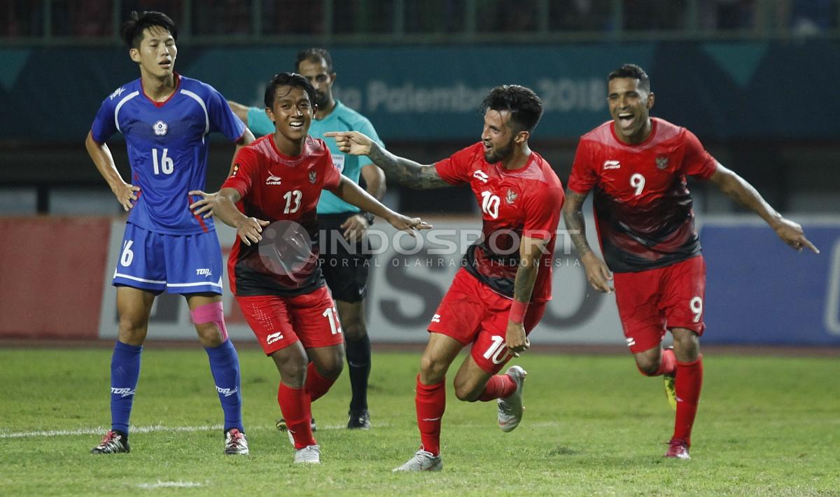 Febri Haryadi, Stefano Lilipaly, dan Beto Goncalves melakukan selebrasi. Herry Ibrahim - INDOSPORT