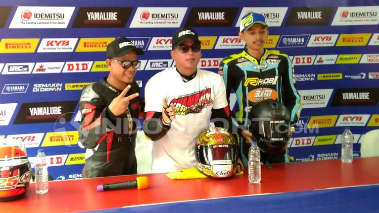 Pembalap tim Cargloss Racetech, Eric Saputra (tengah). - INDOSPORT