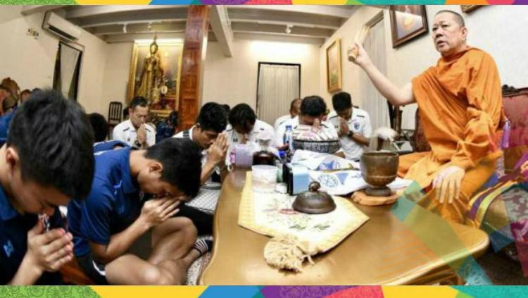 Timnas Thailand U-23 meminta doa dari Biksu Phra Prommangkalachan sebelum Asian Games 2018.