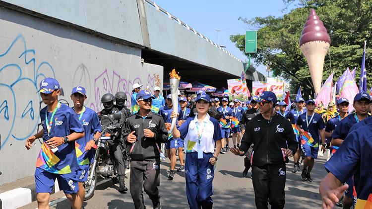 Obor raksasa Aice mewarnai kemeriahan kirab obor Asian Games 2018 di Bandung. Copyright: Aice