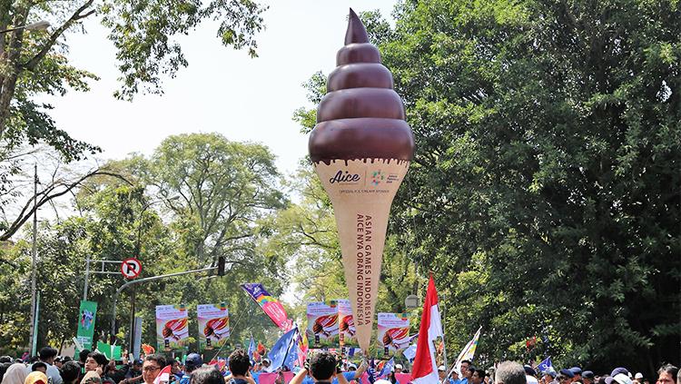 Obor raksasa Aice mewarnai kemeriahan kirab obor Asian Games 2018 di Bandung.