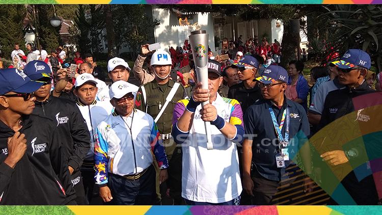 1.500 Anak Kecil Warnai Kirab Obor Api Asian Games 2018 di Istana Presiden Cipanas. - INDOSPORT