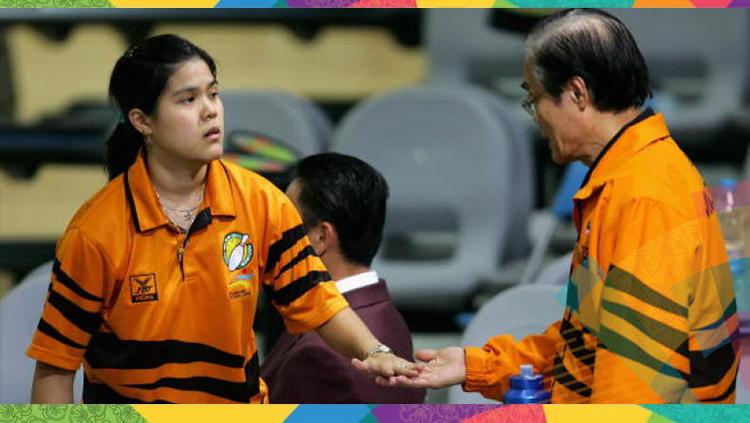 Esther Cheah (kiri) pemain bowling asal Malaysia bersama sang pelatih.