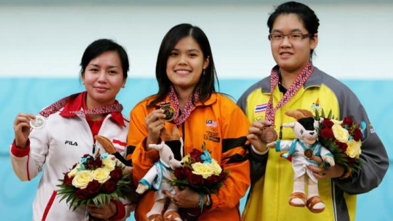 Cheah Mei Lan Esther (tengah) berhasil juara di Asian Games 2006, mengalahkan Putty Insavilla Armein dari Indonesia. Copyright: INDOSPORT