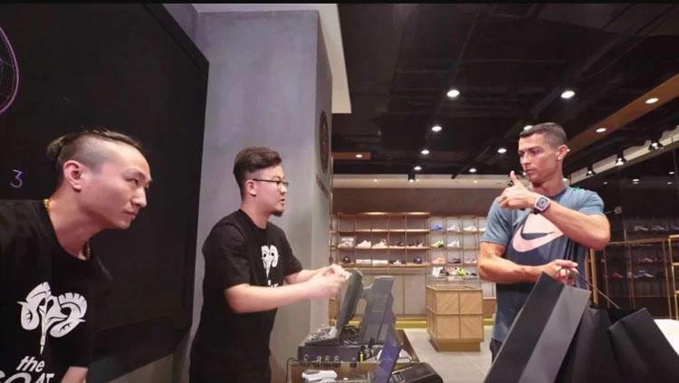 Cristiano Ronaldo ketika memborong sepatu Nike di Beijing