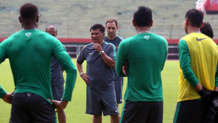 Mantan pelatih Tim Nasional Indonesia Benny Dollo. - INDOSPORT