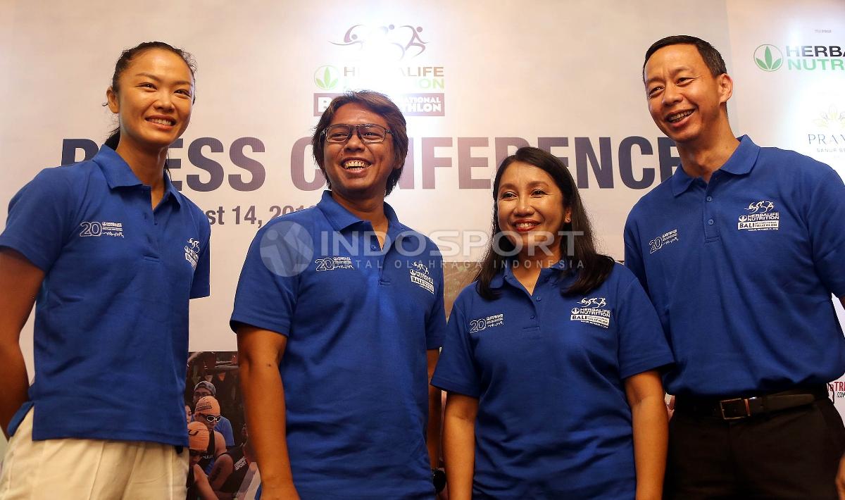 Senior Director & Country General Manager Herbalife Nutrition Indonesia Andam Dewi (kedua kanan) berfoto bersama Race Director Bali International Triathlon Dardityo Santoso (kedua kiri), Bali International Triathlon Ambassador Kelly Tandiono (kiri), Manta