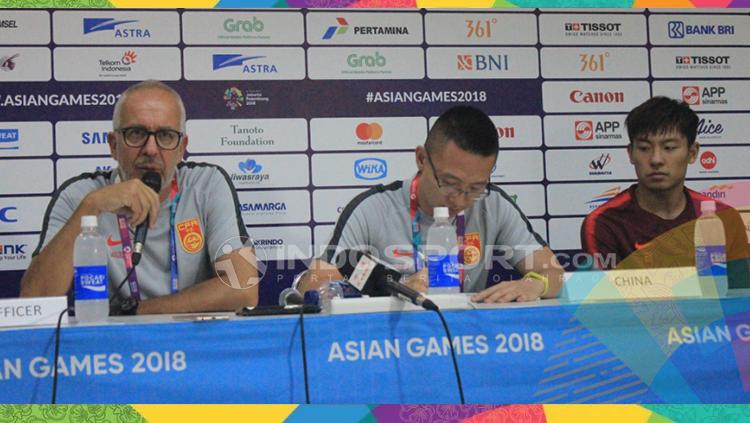 Pelatih China, Maddaloni Massimiano âditemani pemainnya He Chao.