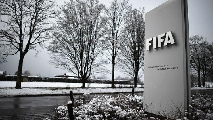 FIFA dilaporkan baru saja memberikan bantuan senilai 150 juta dollar Amerika Serikat (2,3 triliun rupiah) untuk memerangi virus Corona (Covid-19). - INDOSPORT