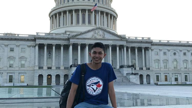 Arya Aldiartama mantan pebulutangkis Indonesia saat berfoto di depan Gedung Putih, Amerika Serikat. - INDOSPORT