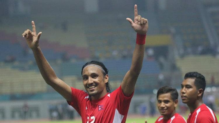 Rohit Chand memberikan salam Sajete ke Jakmania yang hadir mendukungnya bersama Timnas Nepal.