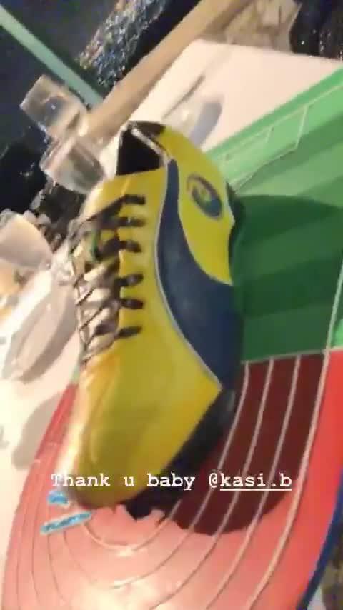 Kue berbentuk sepatu bola hadiah dari kekasih Usain Bolt, Kasi Bennett. Copyright: Instagram/@usainbolt