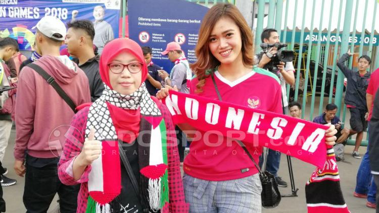 Jessie Amalia, Jak Angels yang datang mendukung Timnas U-23 vs Palestina. Copyright: Petrus Manus Da Yerrimon/INDOSPORT