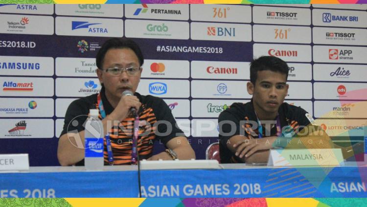 Pelatih Timnas Malaysia, Ong Kim Swee (kiri) ditemani pemainnya ‎Rasid Muhammad Safawi seusai laga kontra Kyrgyztan di Stadion Si Jalak Harupat, Kabupaten Bandung, Rabu (15/08/18). Copyright: Arif Rahman/INDOSPORT