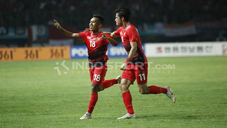 Irfan Jaya berselebrasi usai mencetak gol ke gawang Palestina.
