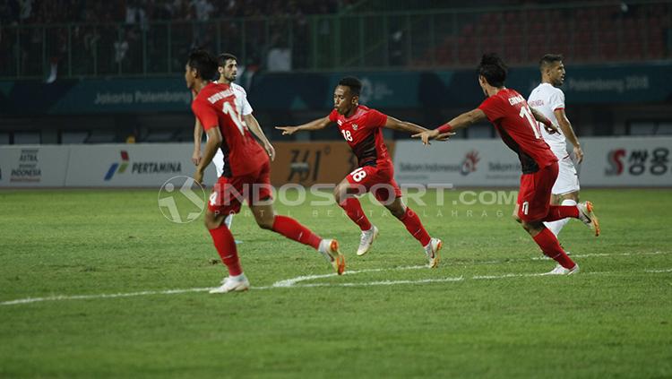Irfan Jaya berselebrasi usai mencetak gol ke gawang Palestina.