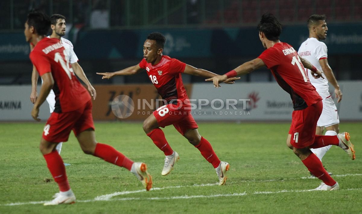 Irfan Jaya selebrasi usai cetak gol dalam laga Indonesia vs Palestina.
