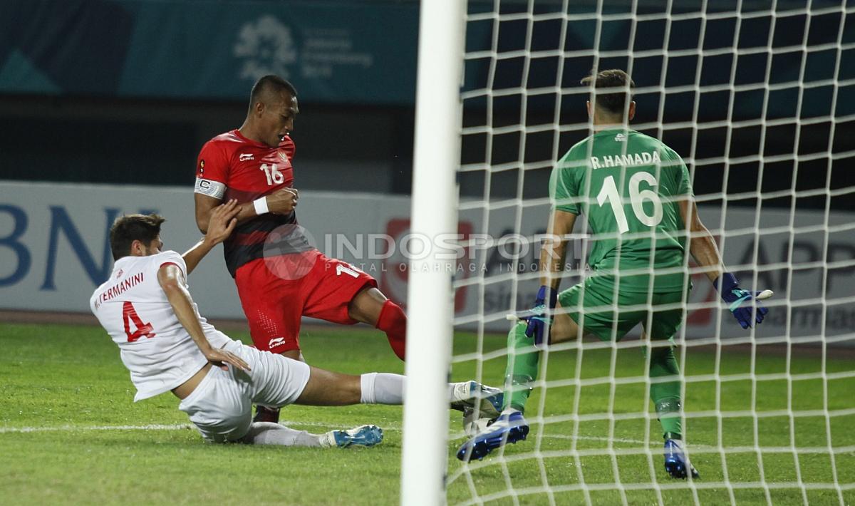 Hansamu Yama mencoba mencetak gol dalam laga Indonesia vs Palestina.