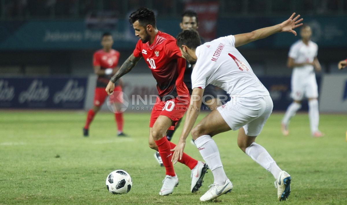 Stefano Lilipaly mengontrol bola dalam laga Indonesia vs Palestina.