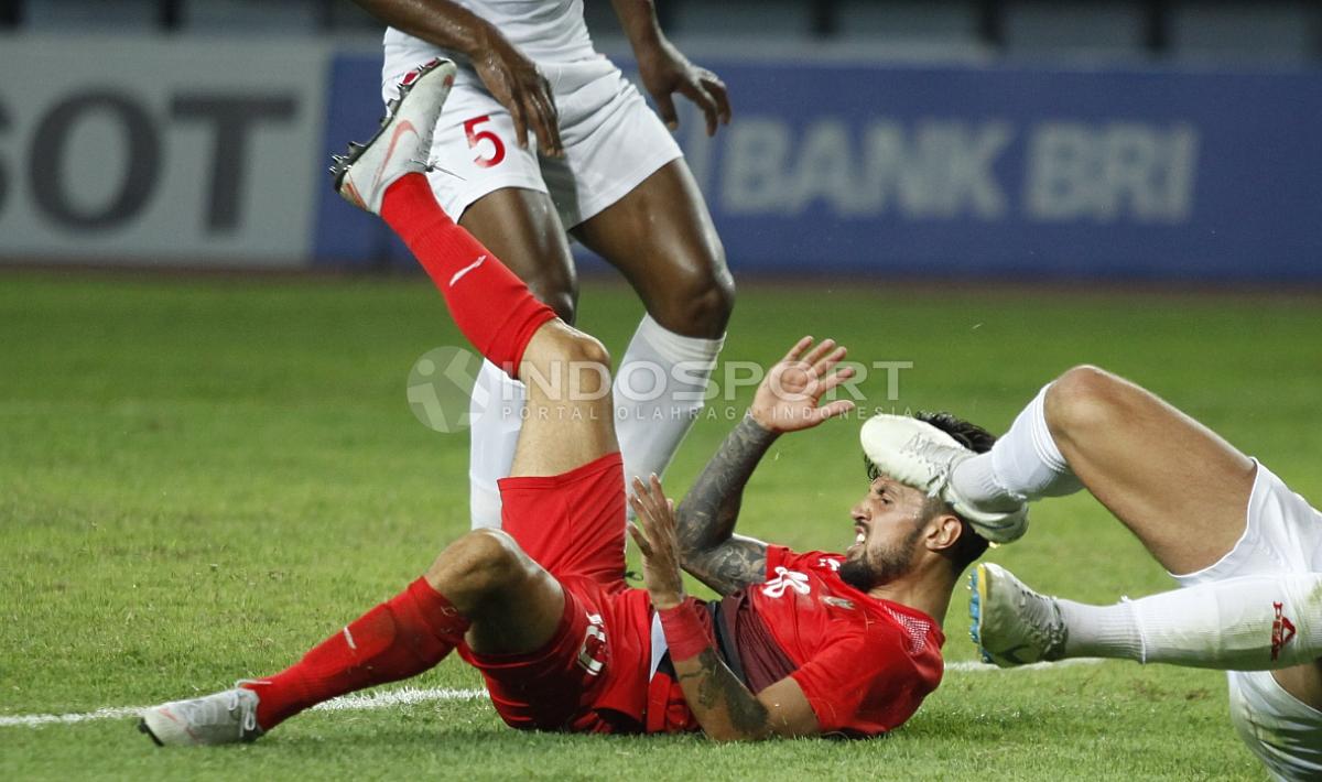 Stefano Lilipaly terjatuh dalam laga Timnas Indonesia U-23 vs Palestina U-23.