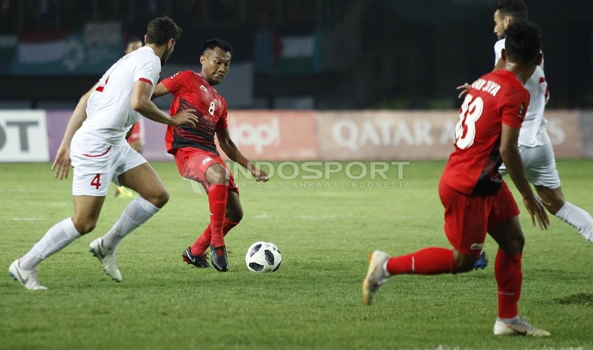 M. Hargianto mengontrol bola dalam laga Indonesia vs Palestina, Rabu (15/08/18).