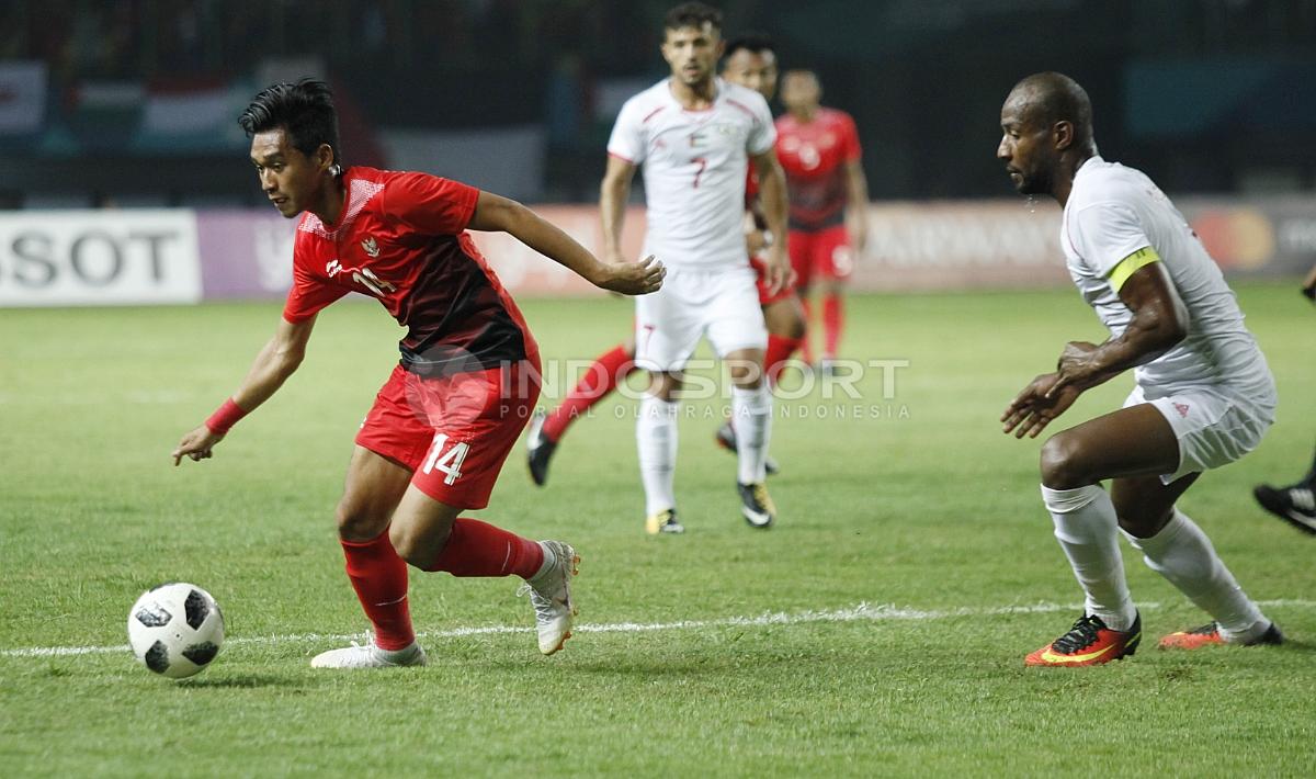 Pemain Indonesia U-23, Septian David Maulana berusaha melarikan diri  dari kejaran pemain Palestina.