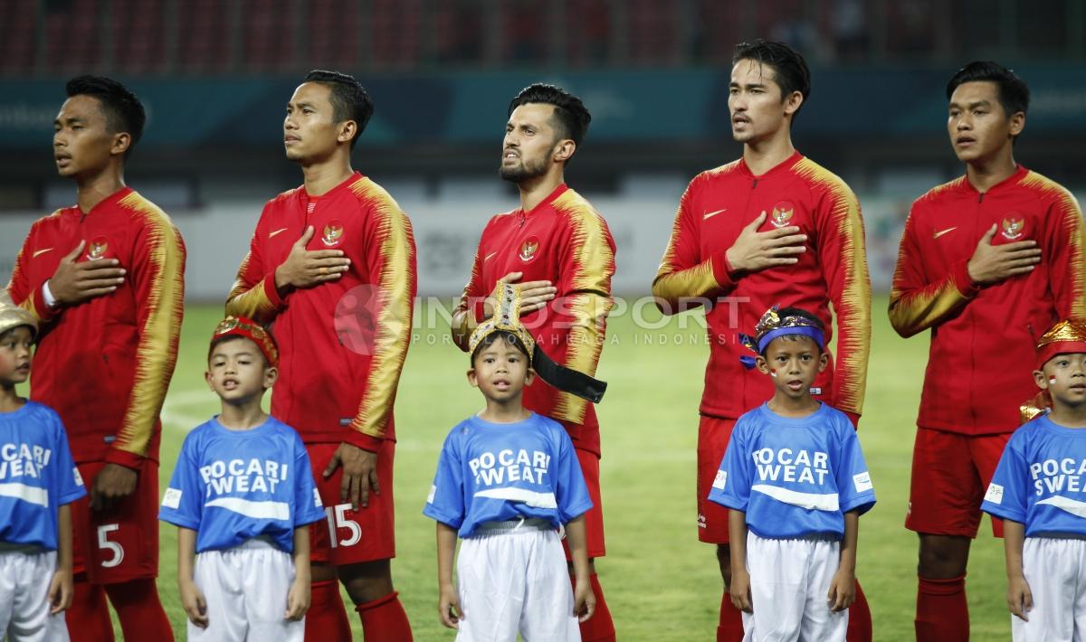 Timnas Indonesia U-23 menyanyikan Indonesia Raya.