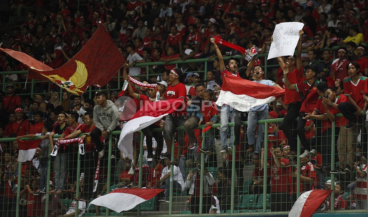 Ekspresi suporter Indonesia kala mendukung Timnas U-23 melawan Palestina.