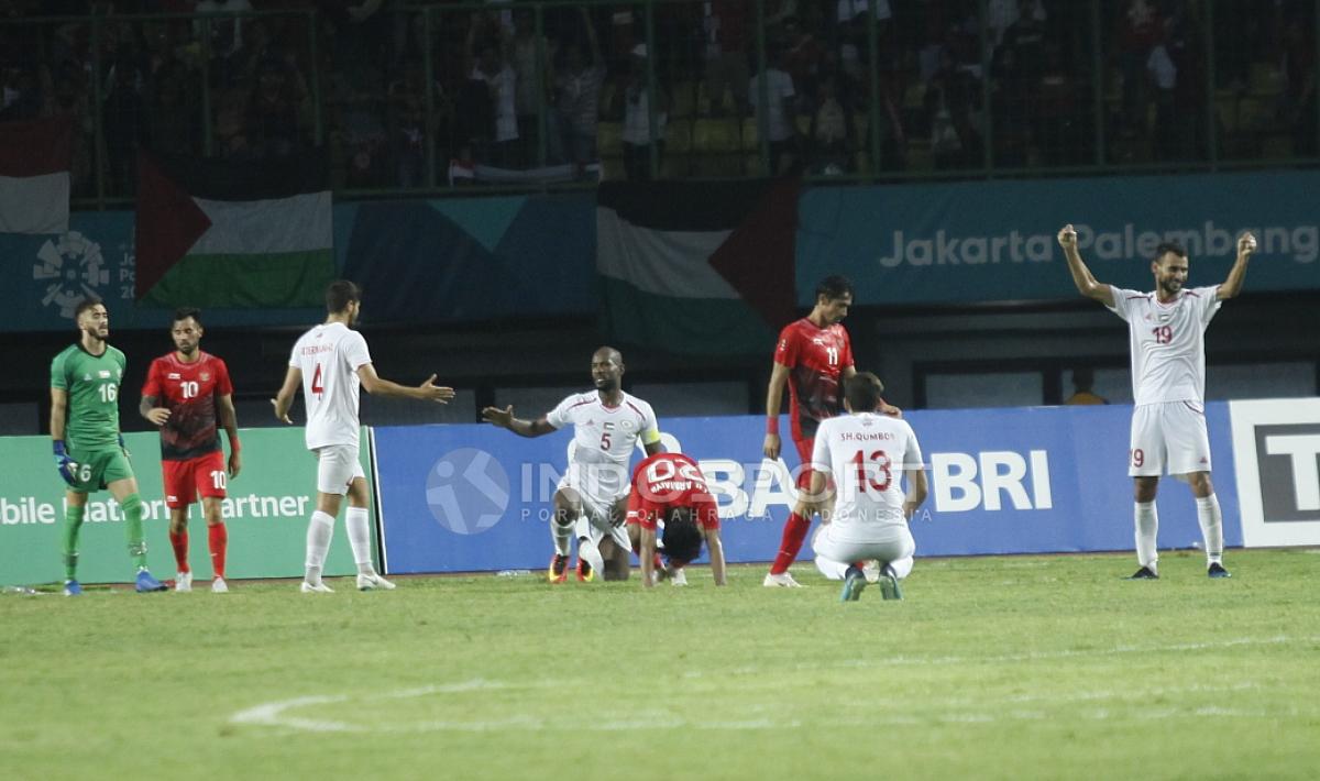Kegembiraan para pemain Palestina U-23 usai mengalahkan Indonesia U-23 Copyright: Herry Ibrahim/INDOSPORT